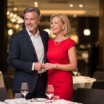 Stylowa dojrzała para świętuje 50. urodziny w eleganckiej restauracji przy stole z zastawą.