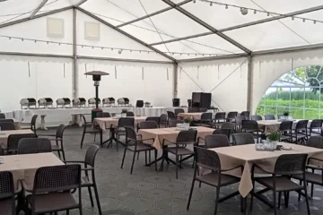 Namiot eventowy Hotelu 500 Zegrze przygotowany na szkolenie lub spotkanie firmowe, ze stołami, bufetem i miejscami dla uczestników.